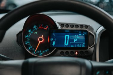 Novosibirsk, Rusya 05 Eylül 2020: Chevrolet Aveo, mavi arka ışıklandırmalı Araç Göstergesi: Kilometre, hız göstergesi, takometre, yakıt seviyesi, su sıcaklığı ve daha fazlası