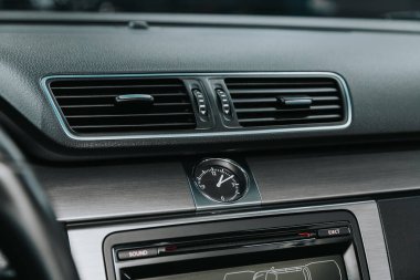 Novosibirsk, Rusya 05 Eylül 2020: Volkswagen Passat, arabanın havalandırma ve havalandırma sistemini kapat - modern otomobilin detayları ve kontrolleri 