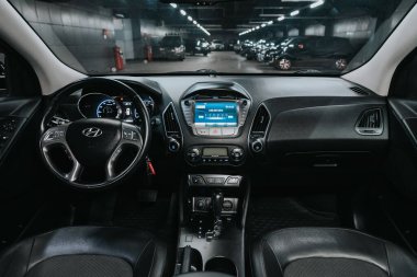 Novosibirsk, Rusya 05 Eylül 2020: Hyundai ix35, Prestige araba içi gösterge paneli, direksiyon simidi, hız göstergesi ve takometresi ile. Siyah deri iç döşeme 