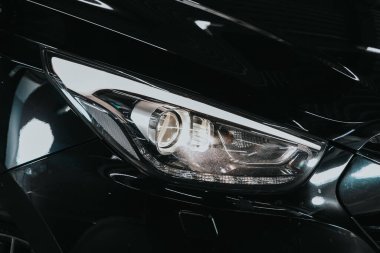 Novosibirsk, Rusya 05 Eylül 2020: Hyundai ix35, modern siyah araba ksenon lamba, tampon, tekerlek manzarası. Modern bir arabanın dışı.