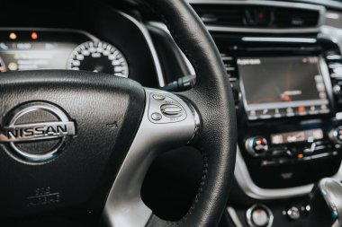 Novosibirsk, Rusya 05 Eylül 2020: Nissan Murano, modern siyah direksiyon, hızlı kontrol için çok fonksiyonlu düğmeler, yakın çekim 