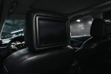 Novosibirsk, Rusya 05 Eylül 2020: Nissan Murano, TV 'nin arka koltuğu izleme monitörü 