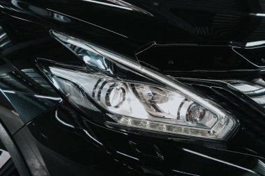 Novosibirsk, Rusya 05 Eylül 2020: Nissan Murano, Macro modern siyah araba ksenon lamba, tampon, tekerlek manzarası. Modern bir arabanın dışı.