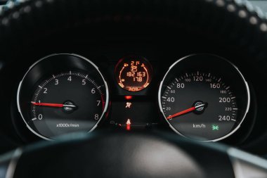 Novosibirsk, Rusya 05 Eylül 2020: Nissan Quashqai, Beyaz arka ışıklandırmalı Araç Göstergesi: Kilometre, hız göstergesi, takometre, yakıt seviyesi, su sıcaklığı ve daha fazlası