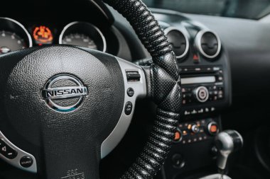 Novosibirsk, Rusya 05 Eylül 2020: Nissan Quashqai, Hızlı kontrol için çok fonksiyonlu modern siyah direksiyon, yakın çekim 