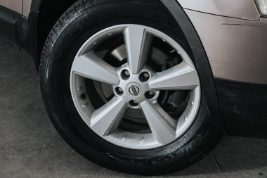Novosibirsk, Rusya 05 Eylül 2020: Nissan Quashqai, alüminyum alaşımlı yakın çekimli araba tekerleği ve yeni lastik 