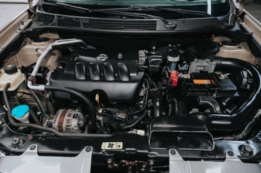 Novosibirsk, Rusya 05 Eylül 2020: Nissan Quashqai, temiz bir motor bloğunun kapatılması, İçten yanmalı motor