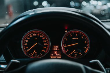 Novosibirsk, Rusya 05 Eylül 2020: BMW X6, Kırmızı arka ışıklandırmalı Araç Göstergesi: Kilometre, hız göstergesi, takometre, yakıt seviyesi, su sıcaklığı ve daha fazlası