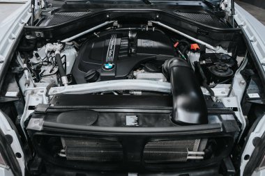 Novosibirsk, Rusya 05 Eylül 2020: BMW X6, temiz bir motor bloğunun kapatılması, İçten yanmalı motor
