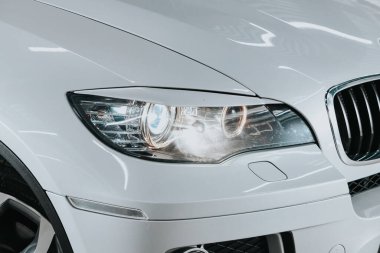 Novosibirsk, Rusya 05 Eylül 2020: BMW X6, modern beyaz araba ksenon lamba, tampon, tekerlek manzarası. Modern bir arabanın dışı.