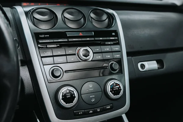 Novosibirsk, Rusya 05 Eylül 2020: Mazda CX-7, radyo, oyuncu ve kontrol düğmesi olan siyah panele yakın çekim 