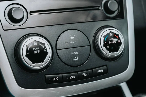 Novosibirsk, Rusya 05 Eylül 2020: Mazda CX-7, modern siyah araba iç mekanı: klima düğmeli klima görüntüsü, bir arabanın içindeki sıcaklık hakkında bilgi içeren gösterge paneli