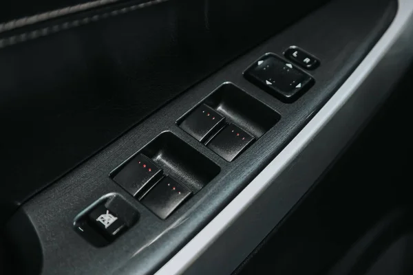 2020年9月5日 俄罗斯Novosibirsk Mazda 一款新车门控面板的特写 扶手休息与窗口控制面板 门锁按钮 和镜像控制 — 图库照片