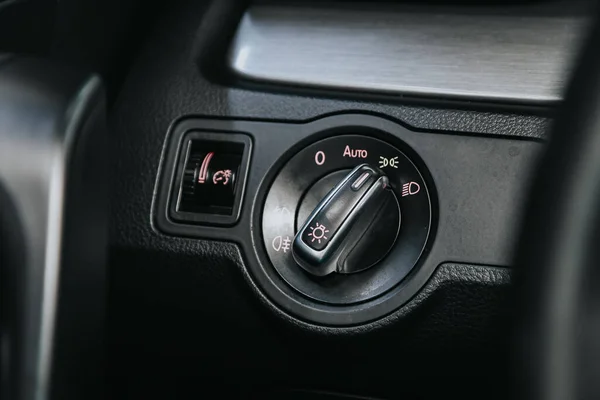 2020年9月5日 俄罗斯Novosibirsk Volkswagen Passat 关闭前灯设定按钮 现代汽车内部 — 图库照片