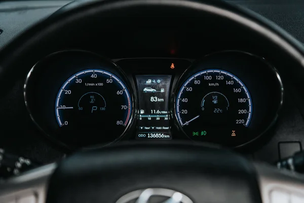 러시아 노보시비르스크 2020 Hyundai Ix35 Car Dashboard White Backlight Odometer — 스톡 사진
