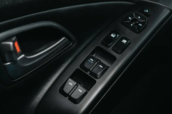 2020年9月5日 俄罗斯Novosibirsk Hyundai Ix35 一款新车门控面板的特写 扶手休息与窗口控制面板 门锁按钮 和镜像控制 — 图库照片