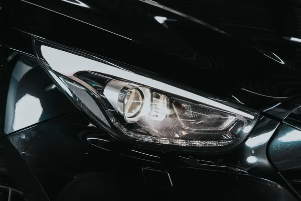 Novosibirsk, Rusya 05 Eylül 2020: Hyundai ix35, modern siyah araba ksenon lamba, tampon, tekerlek manzarası. Modern bir arabanın dışı.