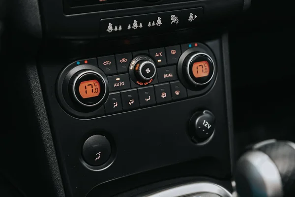 2020年9月5日 俄罗斯Novosibirsk Nissan Quashqai 现代黑色轿车内部 空调按钮气候控制视图 车内温度信息仪表板 — 图库照片