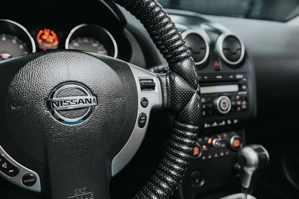 2020年9月5日 俄罗斯Novosibirsk Nissan Quashqai 现代黑色方向盘 具有多功能按钮 可快速控制 车内的特写 — 图库照片