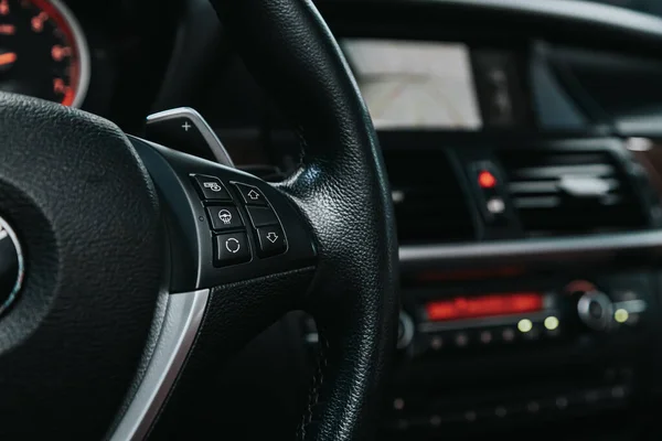 2020年9月5日 俄罗斯Novosibirsk 宝马X6 具有多功能按钮的现代黑色方向盘 用于快速控制 在车上的特写 — 图库照片