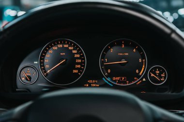 Novosibirsk, Rusya 05 Eylül 2020: BMW X5, araba gösterge panelinde imza ve sembol. Araba hız göstergesi ve taktik ölçer yakın çekim. Arabanın içi. 
