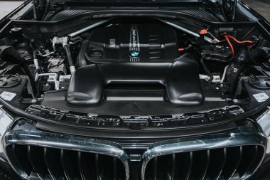 Novosibirsk, Rusya 05 Eylül 2020: BMW X5, temiz bir motor bloğunu kapatın. İçten yanmalı motor, araba parçaları, ayrıştırma