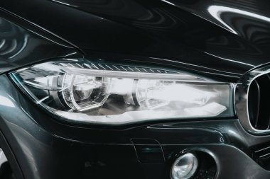 Novosibirsk, Rusya 05 Eylül 2020: BMW X5, dış müfreze. Modern araba ksenon lambasına yakın.
