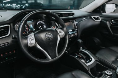 Novosibirsk, Rusya 05 Eylül 2020: Nissan X-Patikası, otomobil içi: Logo ve düğmeli direksiyon, hız göstergesi ve taktik ölçer