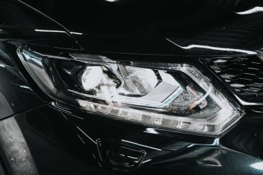 Novosibirsk, Rusya 05 Eylül 2020 Nissan X-Patikası, dış görev. Modern araba ksenon lambasına yakın.