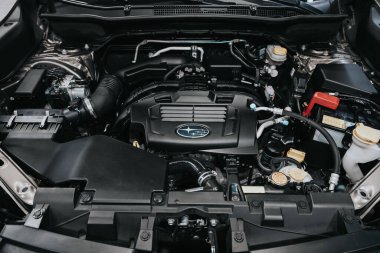 Novosibirsk, Rusya 05 Eylül 2020: Subaru Forester, temiz bir motor bloğunu kapatın. İçten yanmalı motor, araba parçaları, ayrıştırma