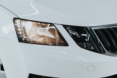 Novosibirsk, Rusya 05 Eylül 2020 Scoda Octavia, dış görev. Modern araba ksenon lambasına yakın.