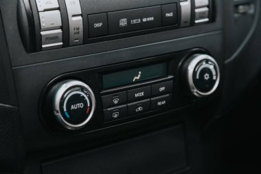 Novosibirsk, Rusya 05 Eylül 2020: Mitsubishi Pajero, klima düğmeleri ve modern araba kontrolleri ile klima kontrollü araç panelini kapat 
