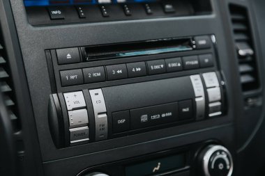 Novosibirsk, Rusya 05 Eylül 2020: Mitsubishi Pajero, Ses stereo sistemi, kontrol paneli ve cd