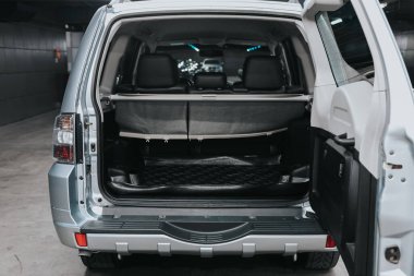 Novosibirsk, Rusya 05 Eylül 2020: Mitsubishi Pajero, Bagajı açık bir arabanın arka görüntüsü. Modern bir arabanın dışı.