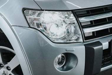 Novosibirsk, Rusya 05 Eylül 2020: Mitsubishi Pajero, dış müfreze. Modern araba ksenon lambasına yakın.