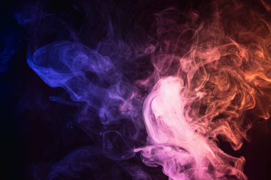 Siyah izole edilmiş arka planda soyut mavi, kırmızı ve mor duman. Koyu renkli dumanların hareket etmesini durdurun.