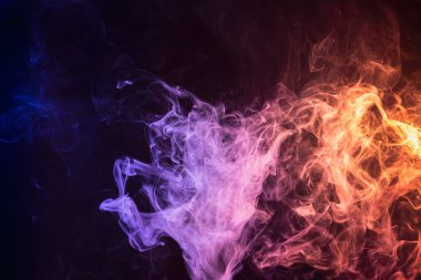 Siyah izole edilmiş arka planda soyut mavi, kırmızı ve mor duman. Koyu renkli dumanların hareket etmesini durdurun.