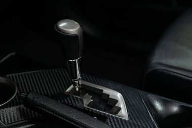 Otomatik vites kutusunun yakın görüntüsü. İç araba, otomatik vites kolu.;