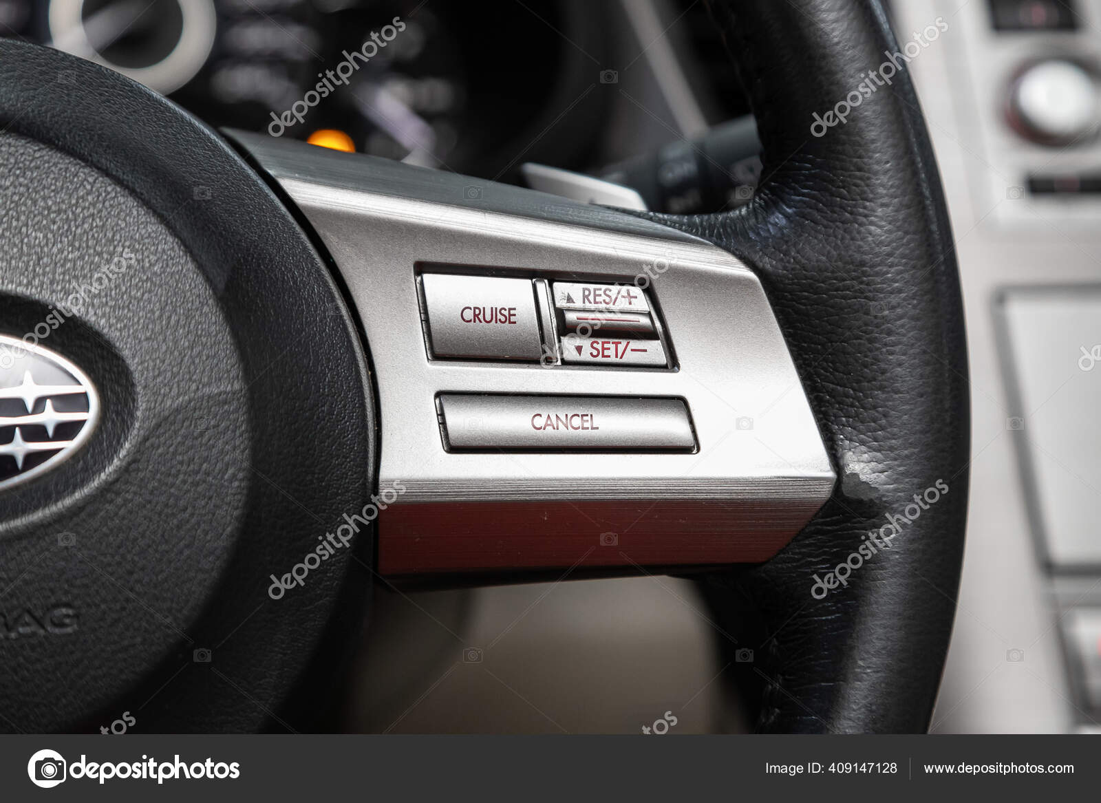 Novosibirsk Russland August 2020 Subaru Outback Modernes Schwarzes Lenkrad  Mit — Redaktionelles Stockfoto © everyonensk #409147128