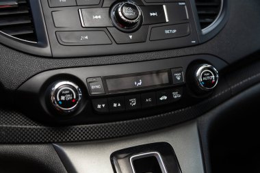 Novosibirsk, Rusya 07 Ağustos 2020: Honda CR-V, bir arabanın içinde klima düğmesi olan siyah detay 