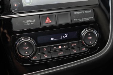 Novosibirsk, Rusya 07 Ağustos 2020: Mitsubishi Outlander, bir arabanın içinde klima düğmesi olan siyah detay 