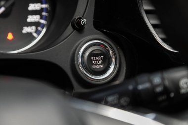 Novosibirsk, Rusya 07 Ağustos 2020: Mitsubishi Outlander, Araç gösterge paneli: siyah motorlu stop düğmesi, arabanın iç kısımları. Yumuşak odak