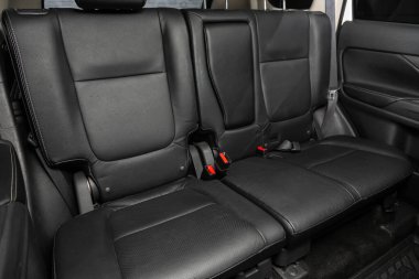 Novosibirsk, Rusya 07 Ağustos 2020: Mitsubishi Outlander, Comfort arabası içeride. Arabanın içi temiz: siyah arka koltuklar, başlıklar ve kemer. 