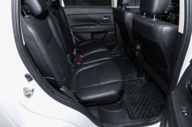 Novosibirsk, Rusya 07 Ağustos 2020: Mitsubishi Outlander, Comfort arabası içeride. Arabanın içi temiz: siyah arka koltuklar, başlıklar ve kemer. 