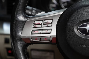 Novosibirsk, Rusya 07 Ağustos 2020: Subaru Outback, hızlı kontrol için çok işlevli düğmeleri olan modern siyah direksiyon. 