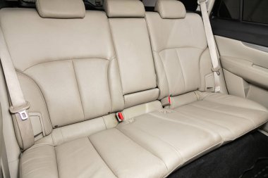 Novosibirsk, Rusya 07 Ağustos 2020: Subaru Outback, rahat araba içeride. Arabanın içi temiz: beyaz arka koltuklar, başlıklar ve kemer. 