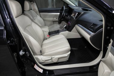 Novosibirsk, Rusya 07 Ağustos 2020: Subaru Outback, Araç İçi - direksiyon, vites kolu, multimedya sistemi, sürücü koltukları ve gösterge paneli 