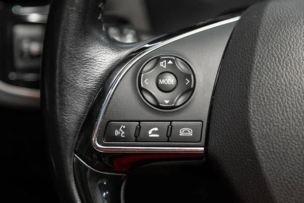 2020年8月7日 俄罗斯Novosibirsk 三菱外挂式 具有多功能按钮的现代黑色方向盘 用于快速控制 在车里的特写 — 图库照片