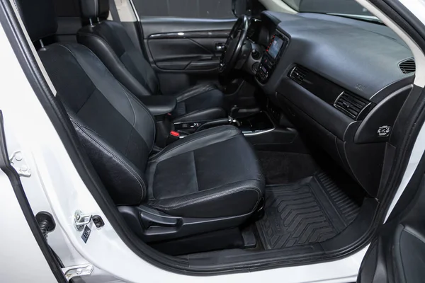 2020年8月7日 俄罗斯Novosibirsk Mitsubishi Outlander Car Interior Steering Wheel Shift Lever — 图库照片