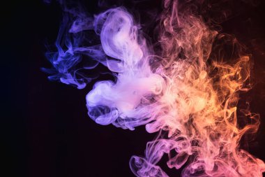 Donmuş soyut patlama hareketi siyah arkaplanda birden fazla renk tüttürüyor. Boşluk dumanından arkaplan